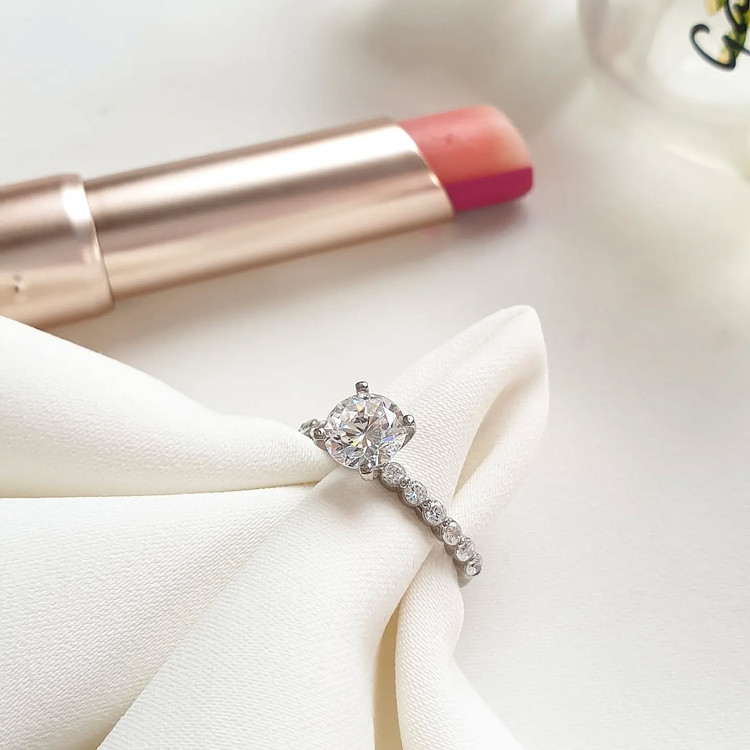 انگشتر نقره زنانه تک تخمه مدل برلیان