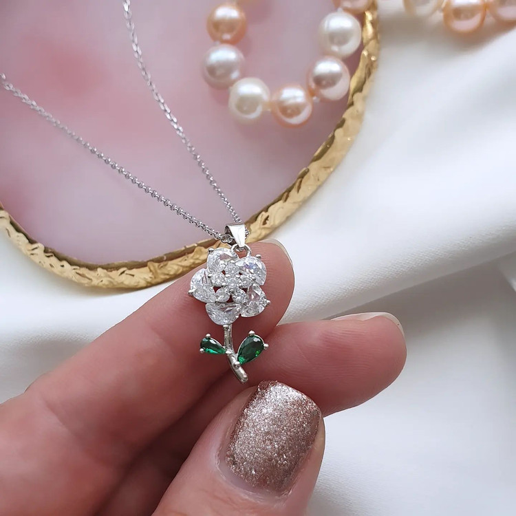 گردنی نقره دخترانه طرح گل با عیار ۹۲۵