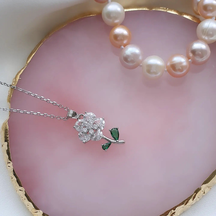 گردنبند نقره گل رز مینیمال با عیار ۹۲۵