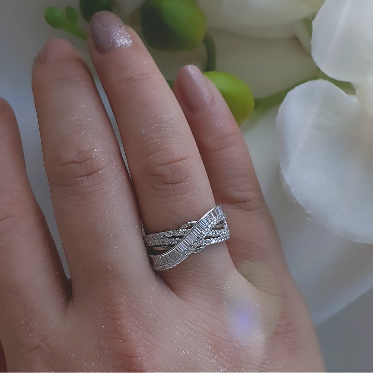 انگشتر نقره جواهری با نگین های باگت