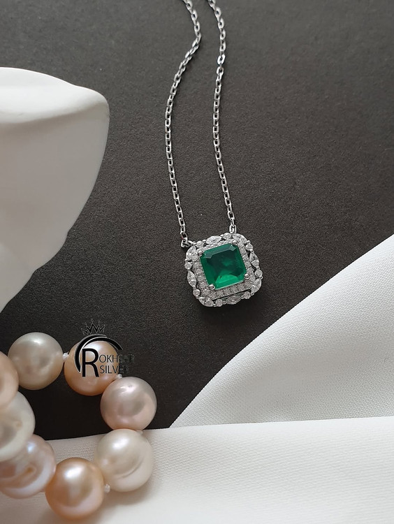 گردنبند نقره با سنگ زمرد مدل مربعی
