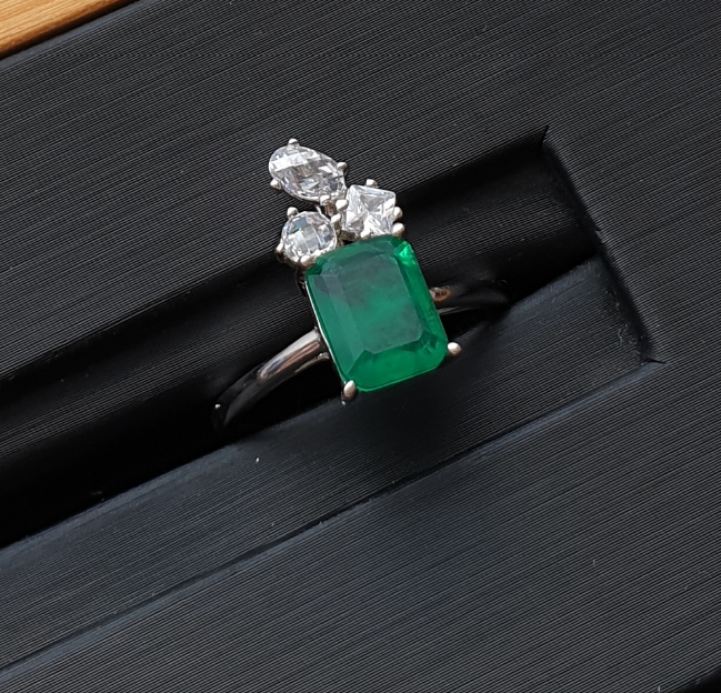 انگشتر جواهری با سنگ زمرد