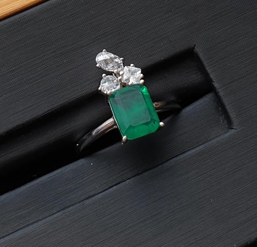 انگشتر جواهری با سنگ زمرد