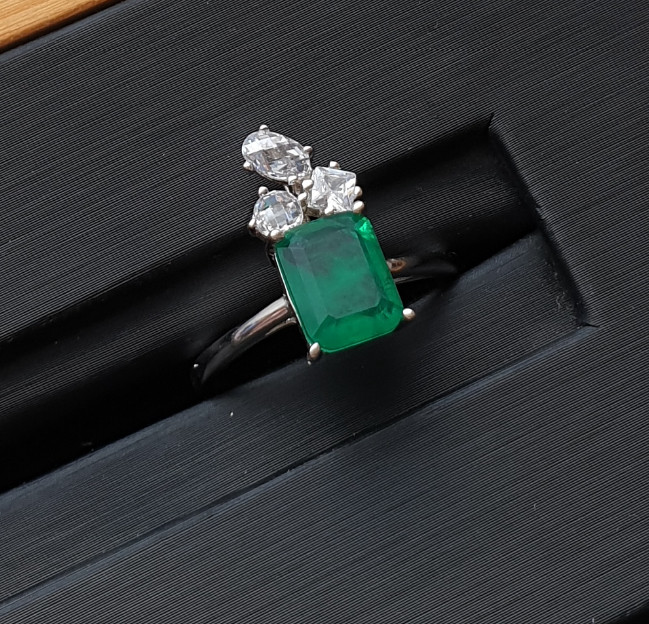 انگشتر جواهری با سنگ زمرد