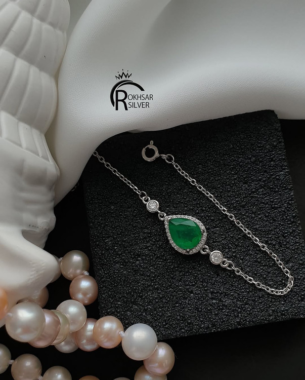 دستبند نقره زمرد اشکی مناسب هدیه