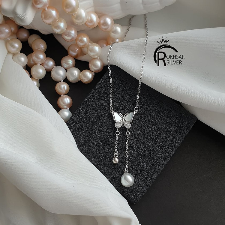 گردنی ظریف مروارید و صدف طبیعی