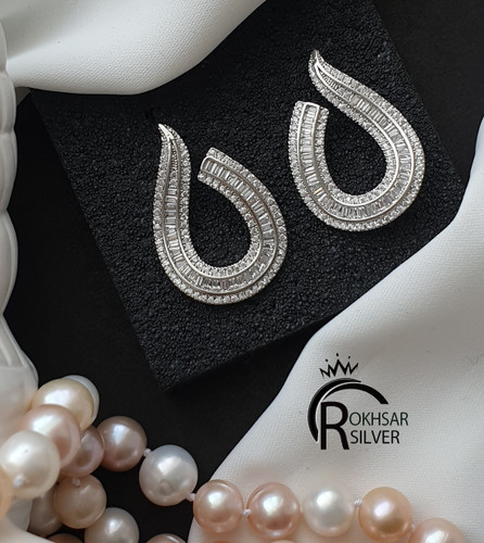 گوشواره برند. جواهری طرح جواهر