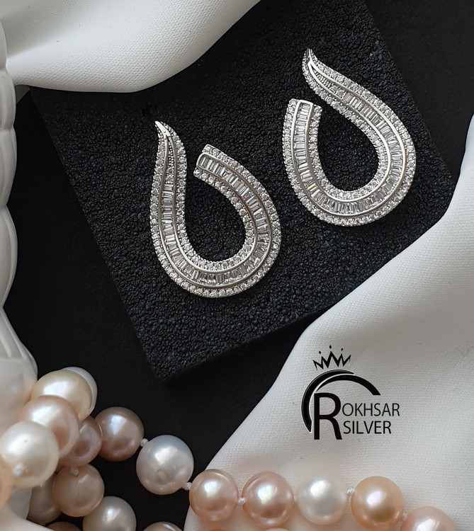 گوشواره برند. جواهری طرح جواهر