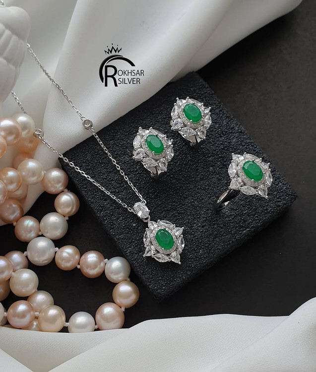 نیم ست نقره زنانه با سنگ زمرد اصل، شامل گردنبند و گوشواره نقره عیار 925، طراحی شیک و مجلسی