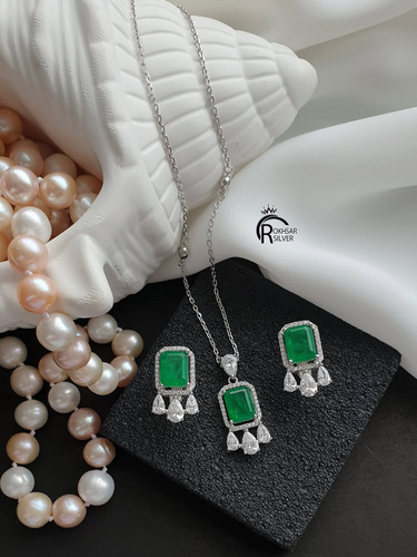 نیم ست نقره دابلت با طراحی ظریف و سنگ دابلت درخشان مناسب استفاده روزمره و مجالس