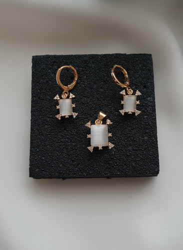 پلاکصدفی طلایی به همراه گوشواره حلقه ای صدفی