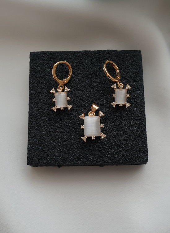 پلاکصدفی طلایی به همراه گوشواره حلقه ای صدفی