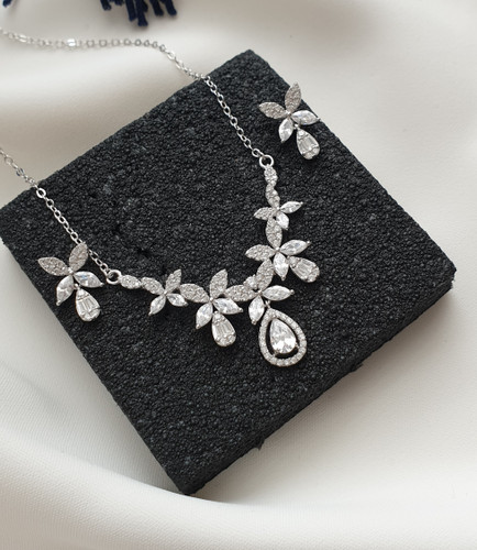 نیمست جواهری نقره مدل سلین با نگینهای اتمی وموزانایت