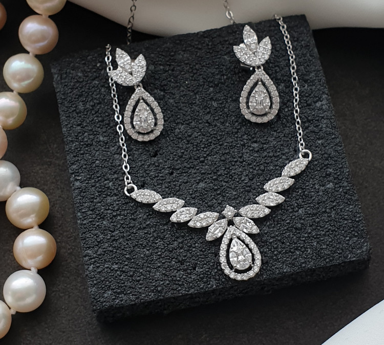 نیمست جواهری نقره مدل اشک وخوشه با نگینهای اتریشی