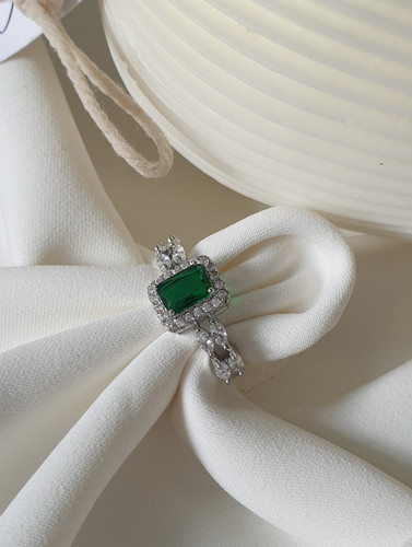 انگشتر جواهری زمرد