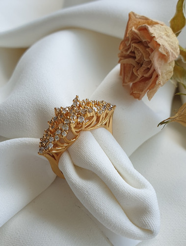 انگشتر جواهری طرح طلا