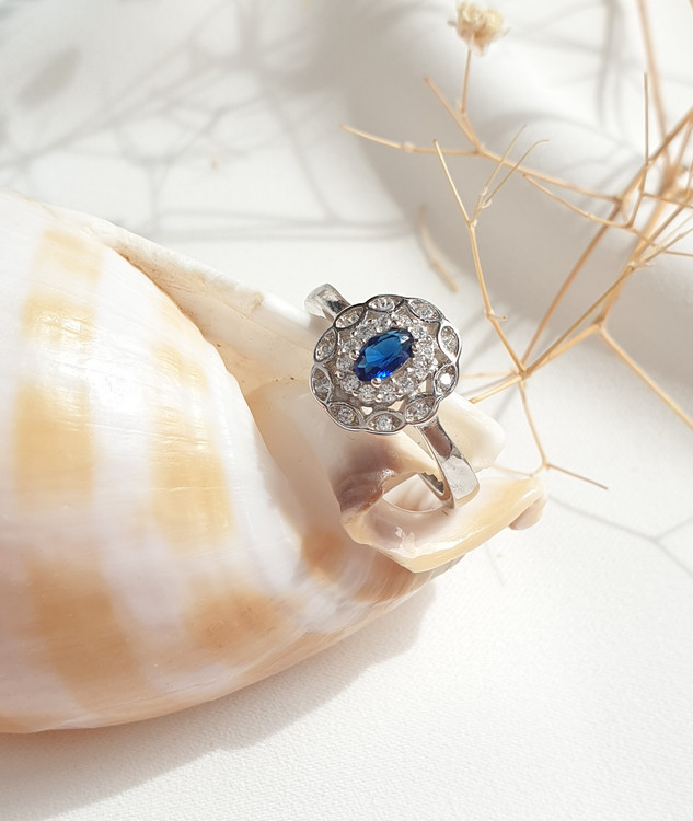 انگشتر ظریف نقره با سنگیاقوت کبود