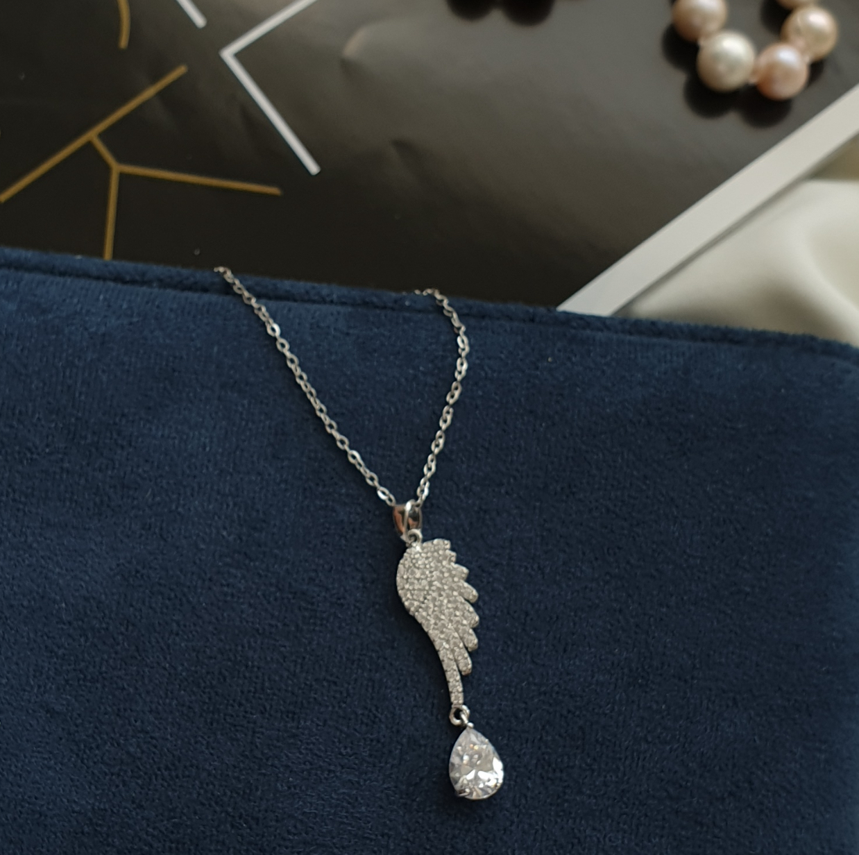 گردنبند بدل زنانه  مدل بال فرشته و‌نگین اشک سفید با روکش آب طلای سفید در فروشگاه زیورآلات  رخسار سیلور