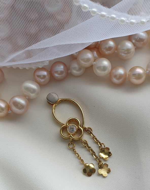 مدال نقره آویزی مدل گل به رنگطلایی