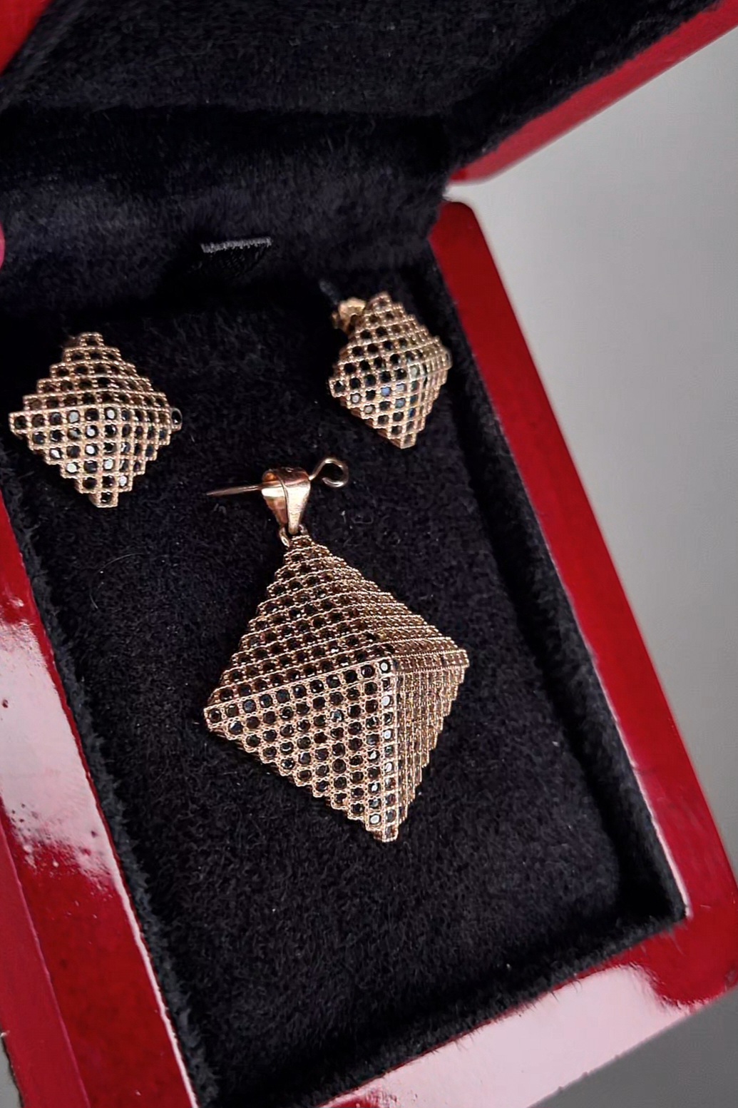 نیمست با سنگ مشکی مدل هرم