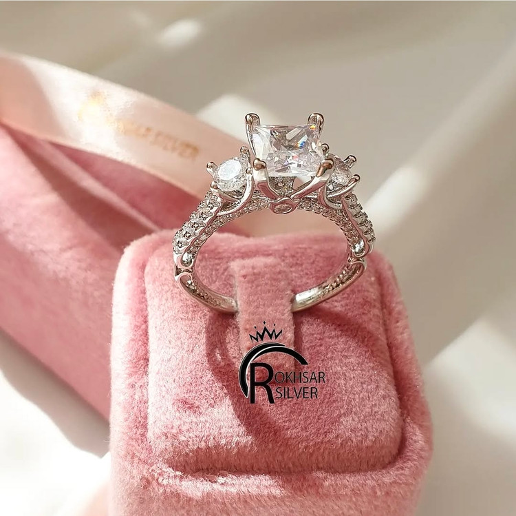 انگشتر سولیتر طرح طلا و نگین جواهری