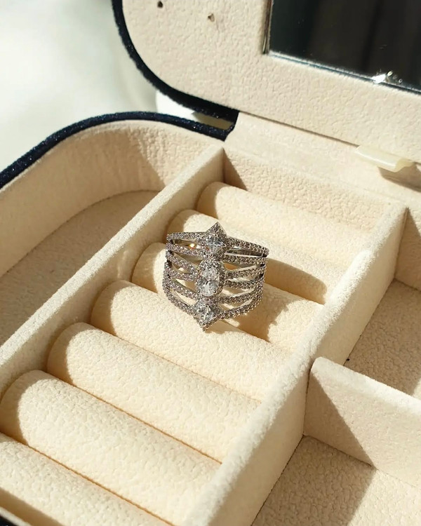 انگشتر جواهری طرح طلا سفید