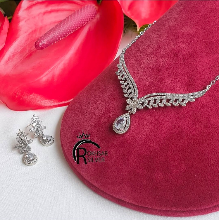 نیم ست جواهری با گردنی سینه ریزی سفید رنگ