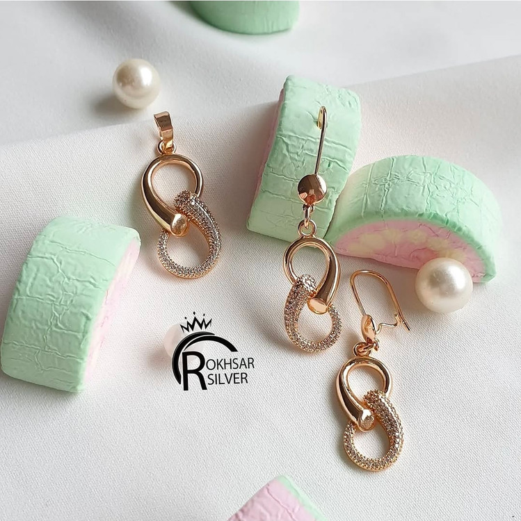 نیم ست با آبکاری طلایی و گوشواره قفلی