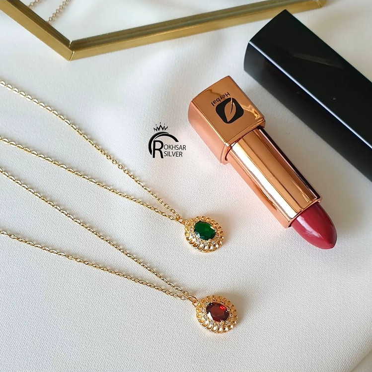 گردنبند جواهری با نگین سبز و قرمز