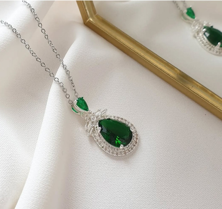 گردنی جواهری با سنگ زمرد