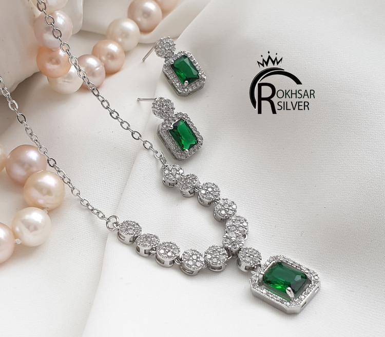 سینه ریز ظریف دخترانه با سنگ زمرد