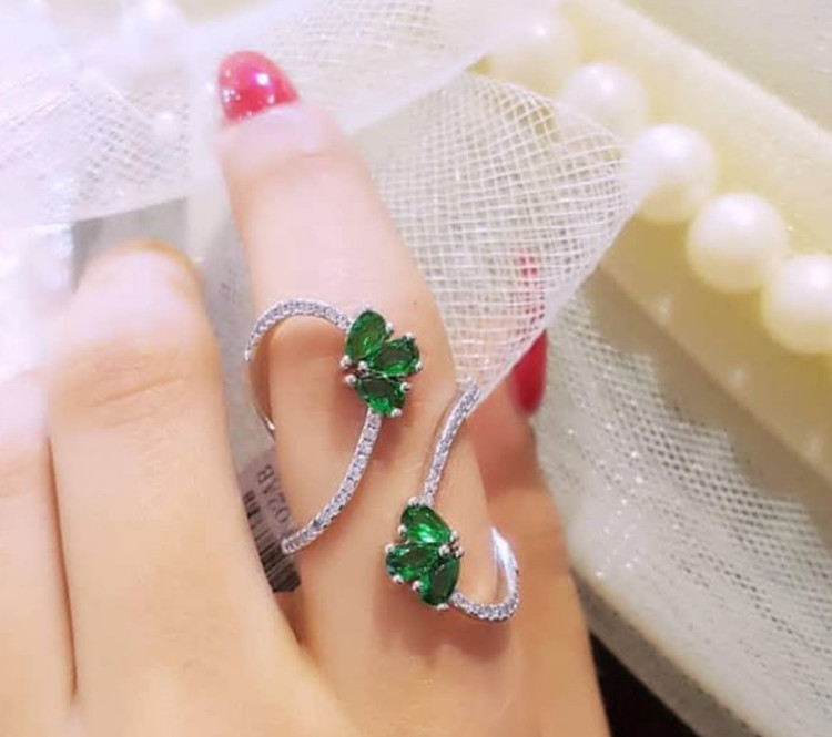 انگشتر زمرد طرح گلبرگ