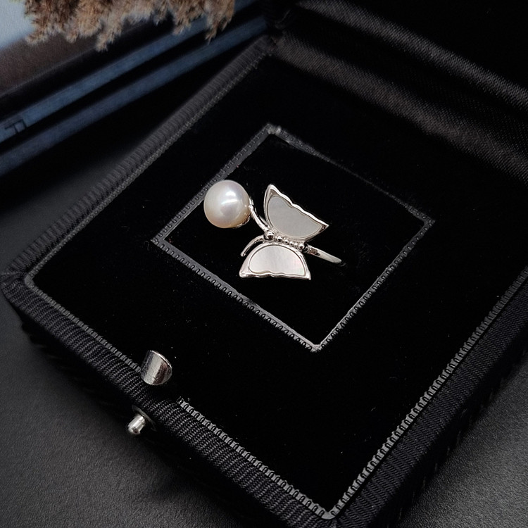 انگشتر نقره پروانه صدفی و مروارید طبیعی