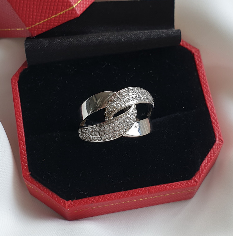انگشتر زنانه ژوپینگ مدل نیم حلقه نگیندار با آبکاری طلای سفید و طرح طلا کد RS_1553