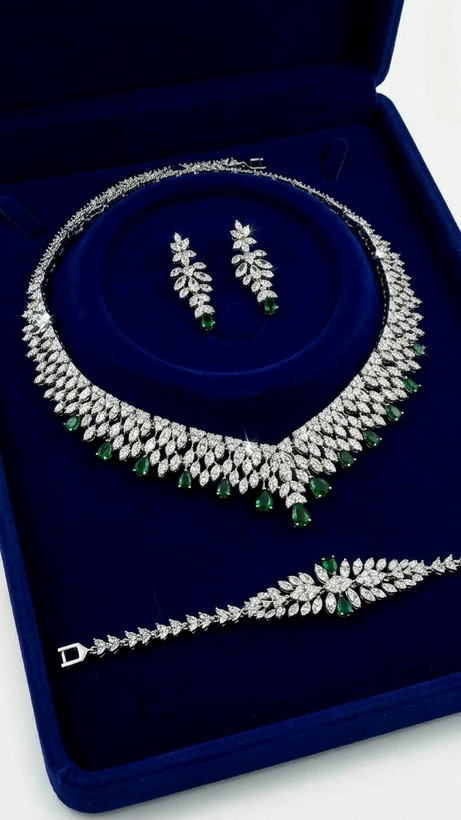 سرویس زنانه بدل طرح جواهر مدل سلطنتی زمرد (ست گردنبند، دستبند و گوشواره) کدRS_2350