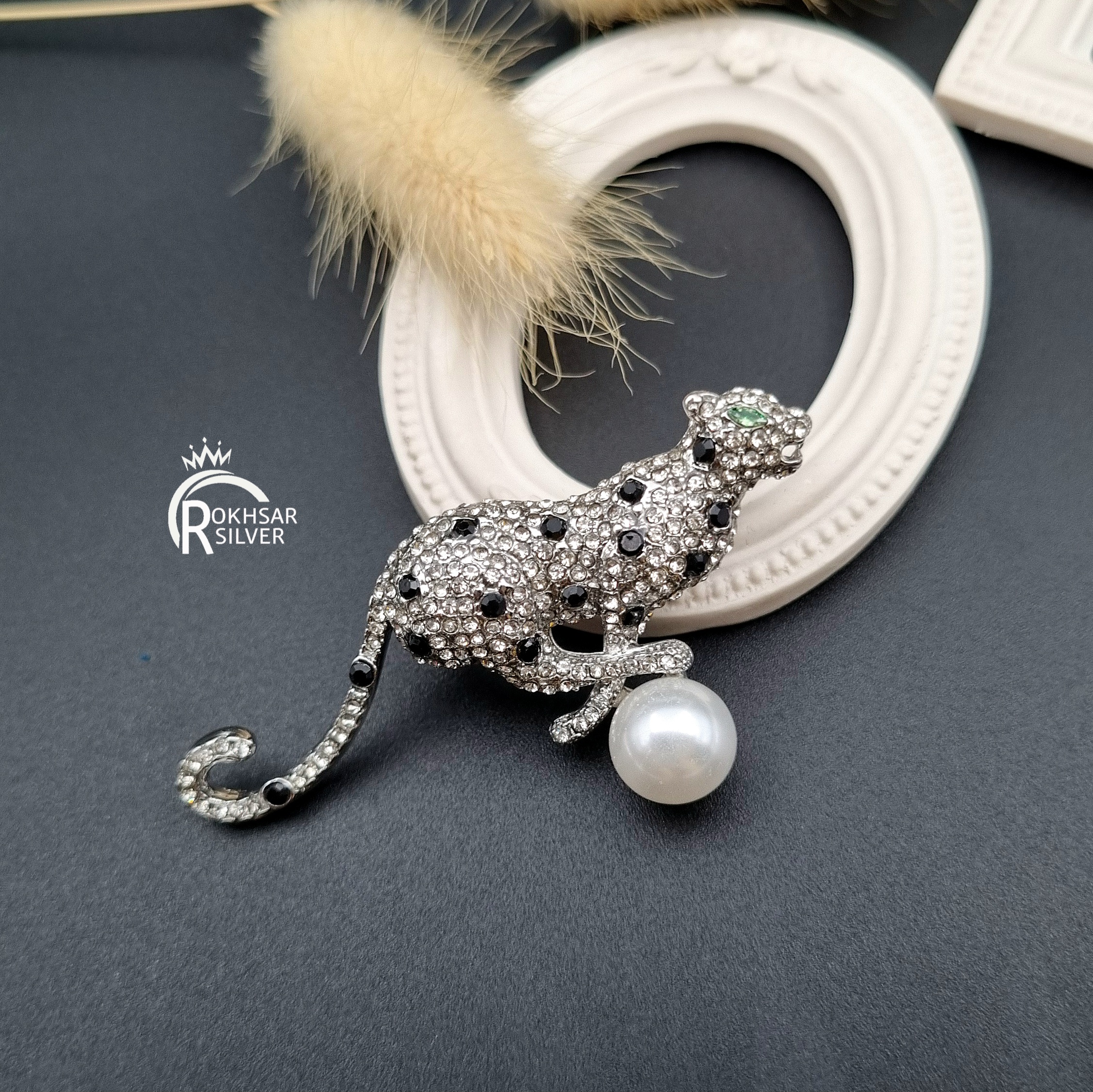 گل سینه زنانه مدل پنتر نگیندار و مرواریدکد RS_2356