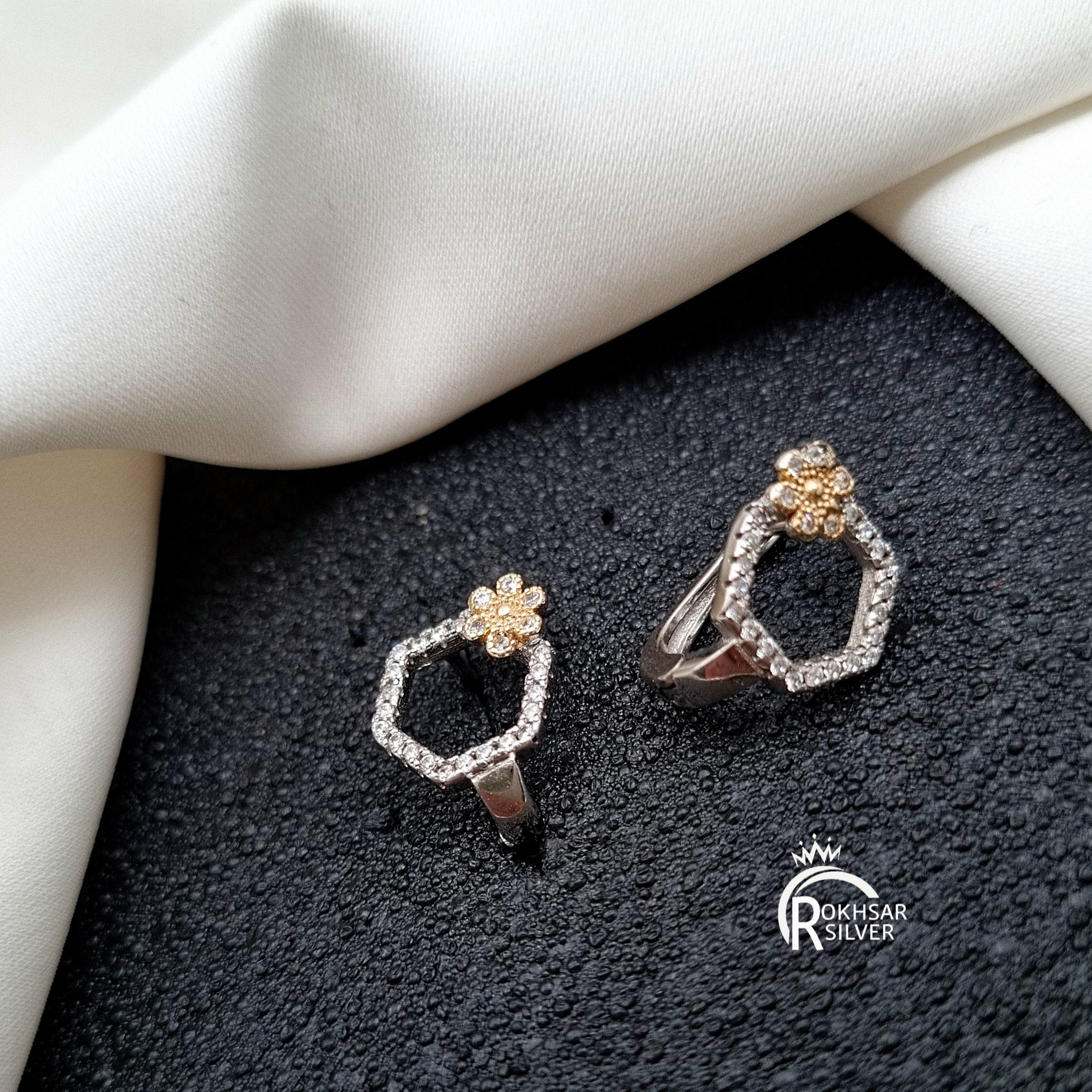 گوشواره زنانه نقره عیار ۹۲۵ مدل حلقه ای شش ضلعی با گل طلایی کدRS_2405