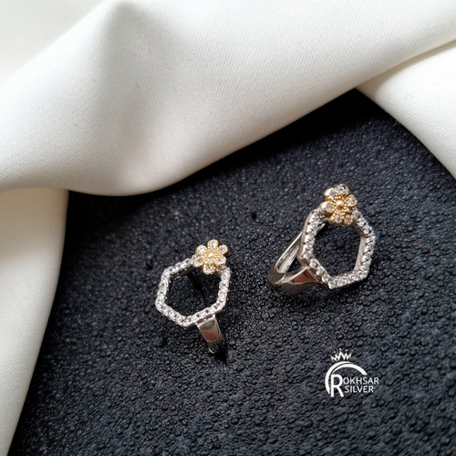 گوشواره زنانه نقره عیار ۹۲۵ مدل حلقه ای شش ضلعی با گل طلایی کدRS_2405