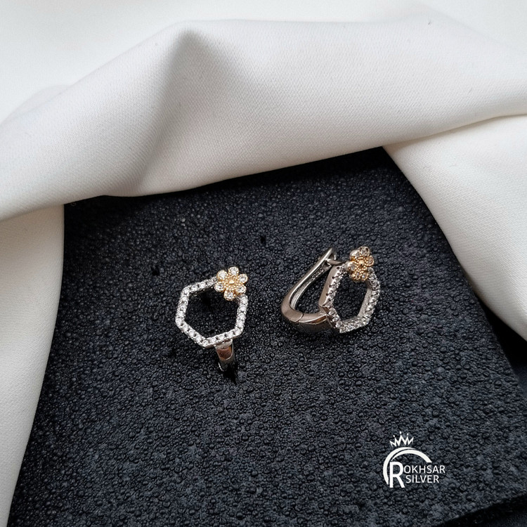 گوشواره زنانه نقره عیار ۹۲۵ مدل حلقه ای شش ضلعی با گل طلایی کدRS_2405