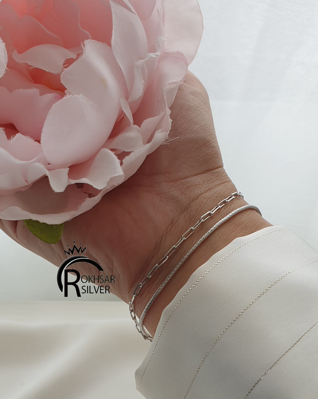 دستبند دو زنجیره نقره زنانه با عیار ۹۲۵ و مدل مینیمال هرینگبون و کارتیر کد RS_2401