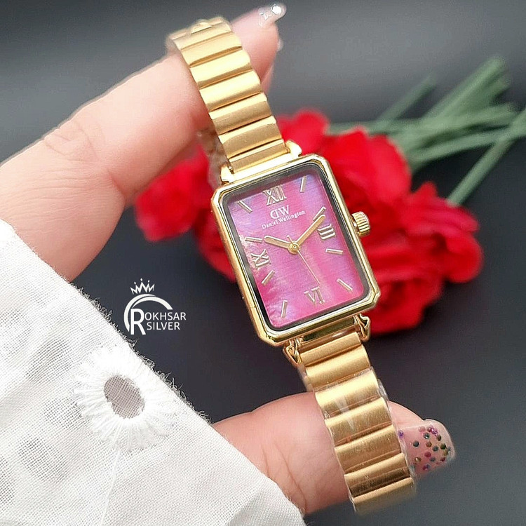 ساعت مچی زنانه برند dw با صفحه سرخابی صدفی و بند طلایی استیل کد RS_2421