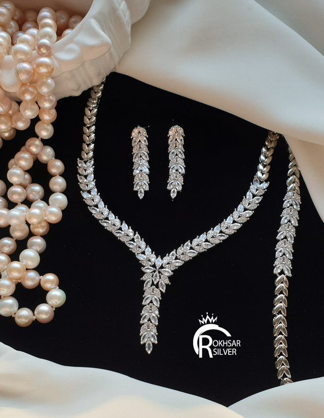 سرویس زنانه جواهری مدل تاج با نگین مارکیز و طرح طلا کد RS_2510