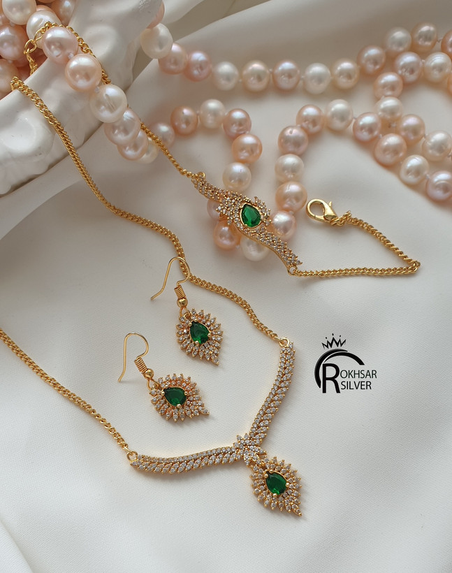سرویس زنانه مدل سینه ریز با نگین زمرد و طرح طلا کد RS_2515