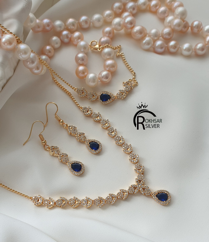 سرویس زنانه مدل سینه ریز طلایی با نگین آبی سرمه ای و طرح طلا کد RS_2516