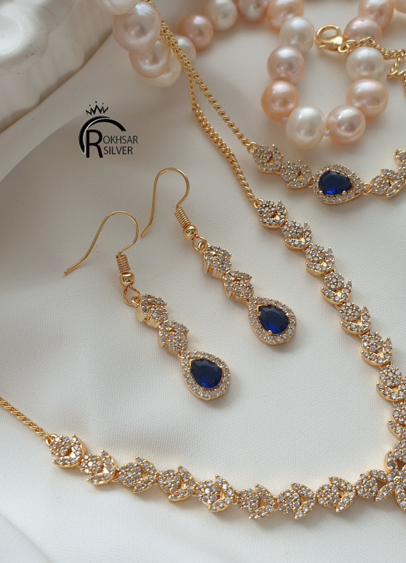 سرویس زنانه مدل سینه ریز طلایی با نگین آبی سرمه ای و طرح طلا کد RS_2516